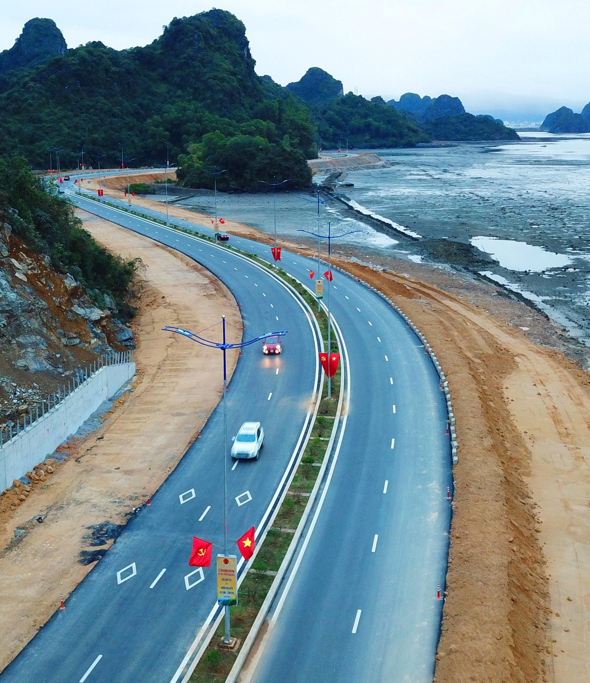 Tuyến đường ven biển kết nối hai thành phố lớn của tỉnh Quảng Ninh là Hạ Long – Cẩm Phả đã thông toàn tuyến vào ngày 1/1/2022 với tổng mức Kl99ok phiên bản mới gần 2.300 tỉ đồng.