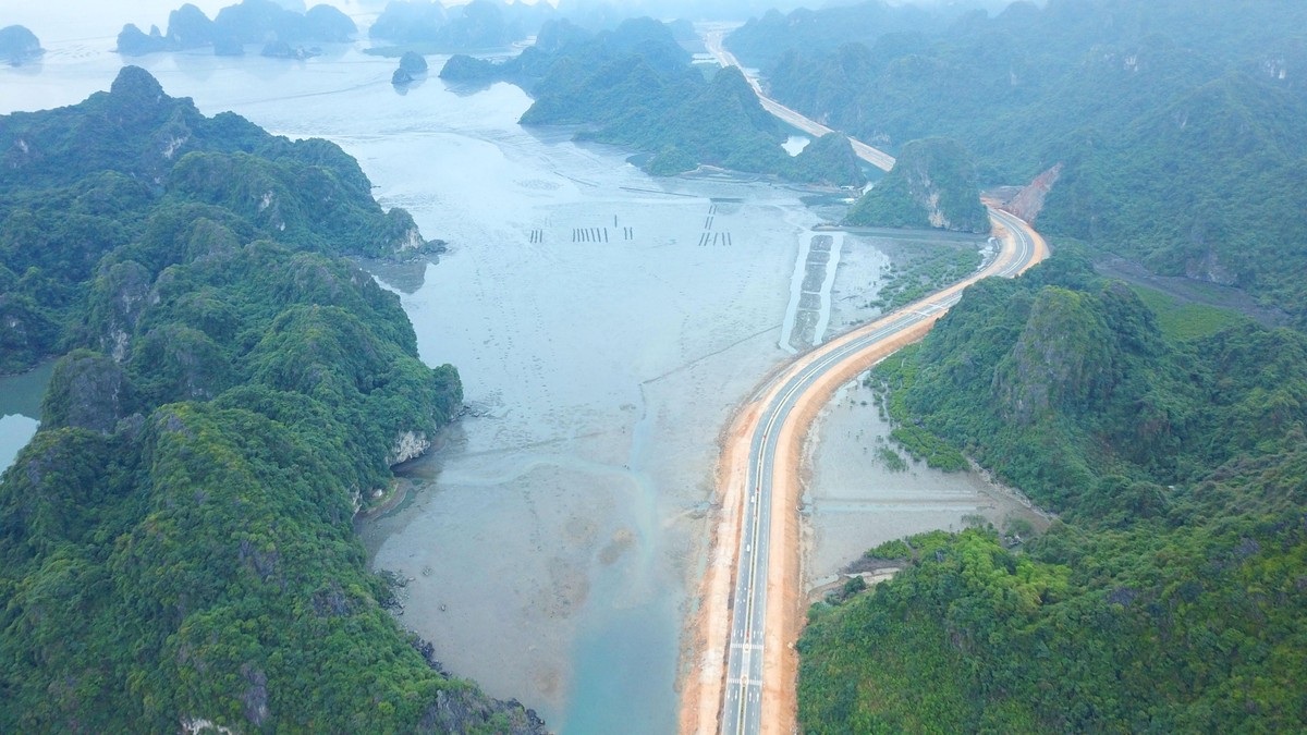 Có thể thấy, khó địa phương nào có đường ven biển độc đáo bao quanh bởi biển và các dãy núi hùng vỹ như tại Cẩm Phả.