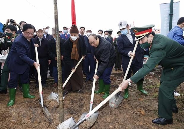 Chủ tịch nước Nguyễn Xuân Phúc tham gia Tết trồng cây tại Phú Thọ. (Ảnh: Thống Nhất/TTXVN).