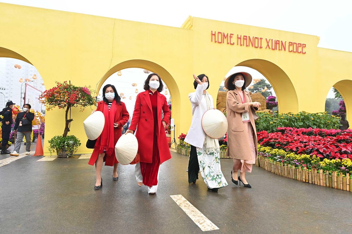 Phu nhân các đại sứ, tham tán trẩy hội đường hoa.
