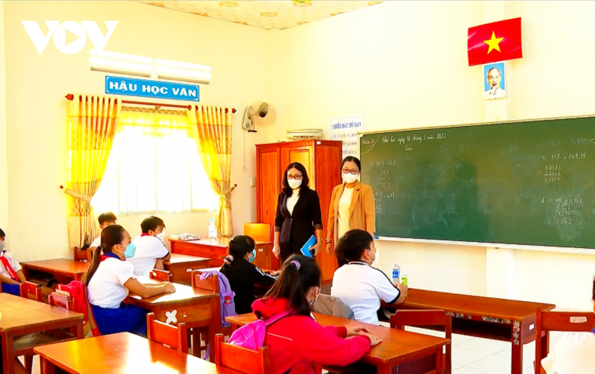 Mấy ngày qua, Bà Nguyễn Thị Quyên Thanh (đứng bên phải) Phó chủ tịch UBND tỉnh thường xuyên đi kiểm tra công tác phòng chống dịch bệnh tại các trường học.