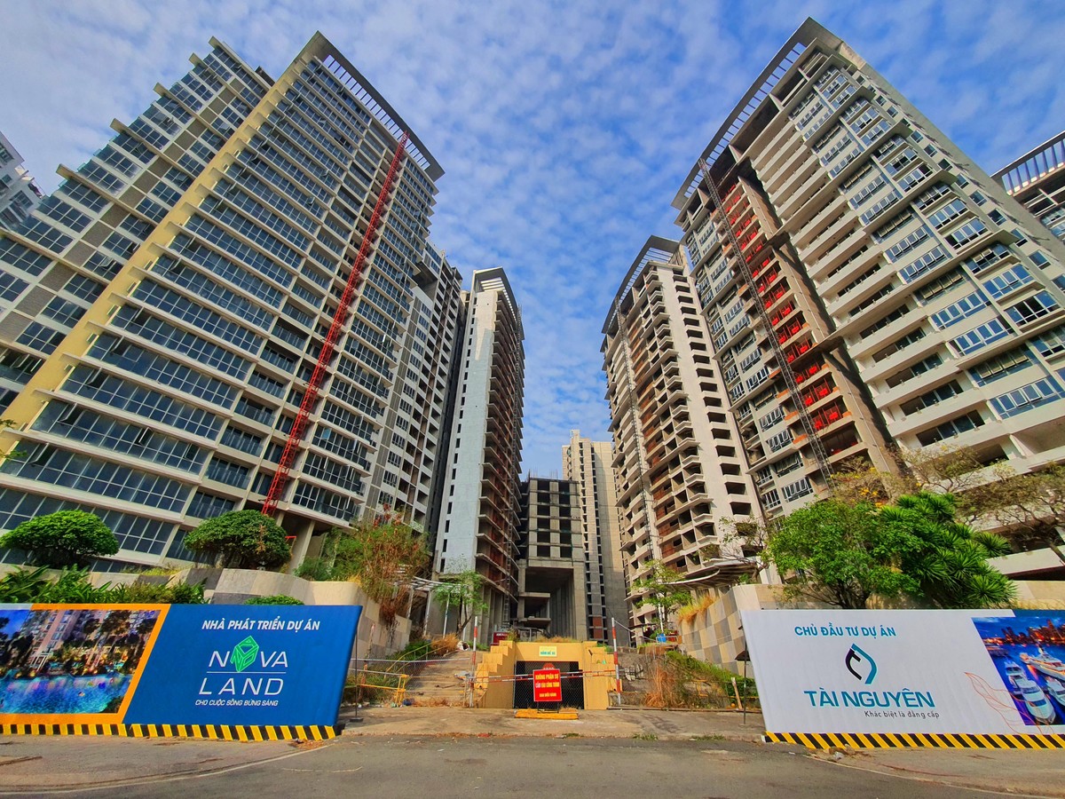 Hai cánh cửa với slogan “ Cho Kl993 Đăng nhập Giải trí bừng sáng” và “ Khác biệt là đẳng cấp”.