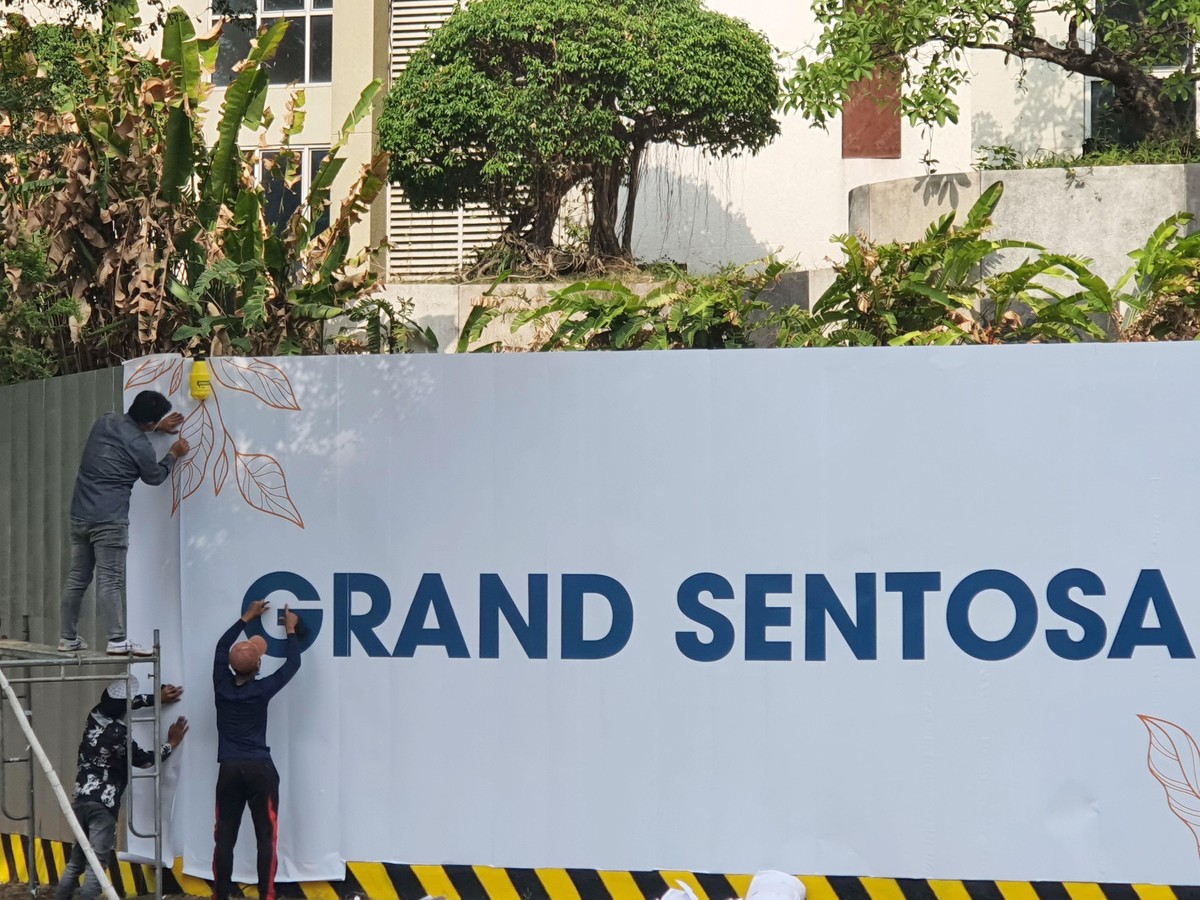 Sáng ngày 23/2, công nhân đã treo biển mới với tên gọi Grand Sentosa.