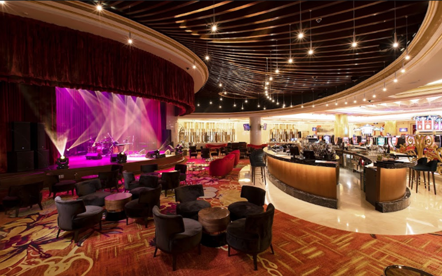 Quầy bar và sân khấu với âm thanh ánh sáng đẳng cấp của Corona Resort &amp; Casino.