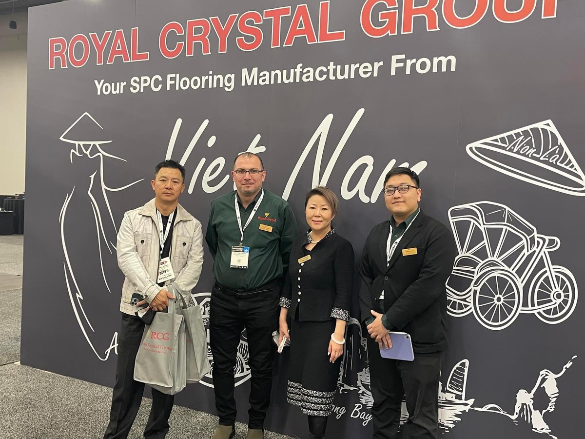 Khách hàng - Đối tác Mỹ bày tỏ sự ấn tượng và đánh giá cao Sàn đá công nghệ SPC từ Royal Crystal.