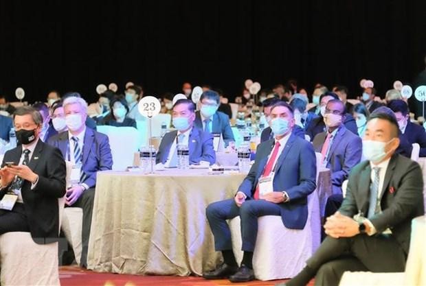 Đại sứ đặc mệnh toàn quyền Việt Nam tại Singapore Mai Phước Dũng (giữa) tham dự lễ khai mạc SABS 2022 ngày 22/3. (Ảnh: Lê Dương/TTXVN).