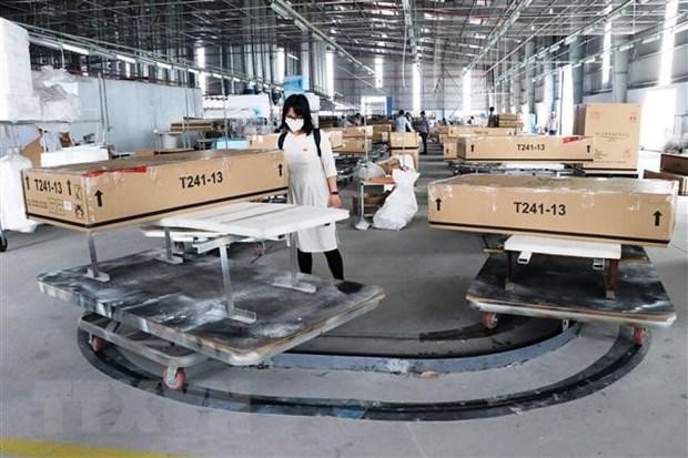 Đóng gói và kiểm tra lô hàng đồ gỗ xuất khẩu sang thị trường Mỹ tại Công ty Triệu Phú Lộc (Bình Dương). (Ảnh: TTXVN).