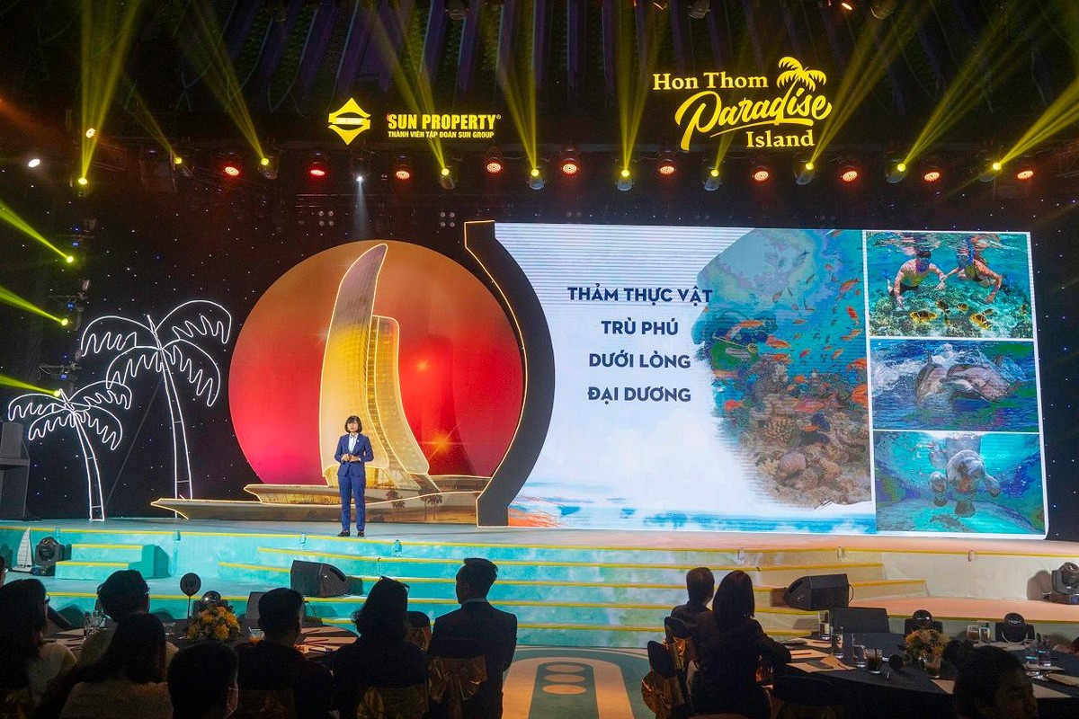 Bà Mai Thị Hồng Quyên - Giám đốc Kl992 VIP Trang Chủ 2026 Sun Property thuyết trình về Hon Thom Paradise Island. Ảnh Sun Property.