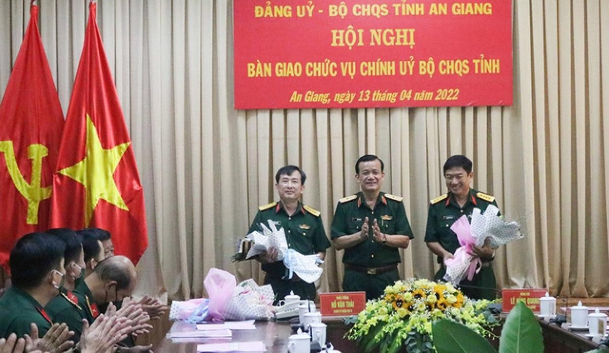 Lãnh đạo Quân khu 9 chúc mừng các cán bộ được điều động, bổ nhiệm giữ chức vụ mới. Lãnh đạo Quân khu 9 chúc mừng các cán bộ được điều động, bổ nhiệm giữ chức vụ mới.