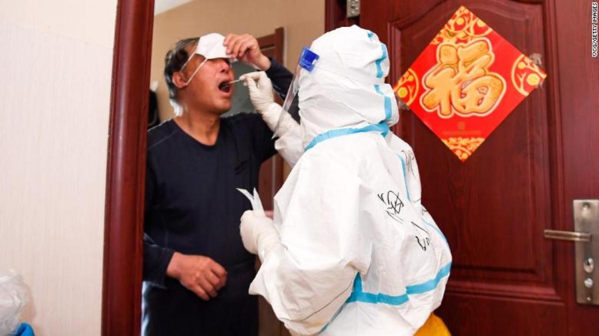 Nhân viên y tế lấy mẫu xét nghiệm cho một người dân ở thành phố Trường Xuân, tỉnh Cát Lâm, Trung Quốc. Ảnh: CNN.