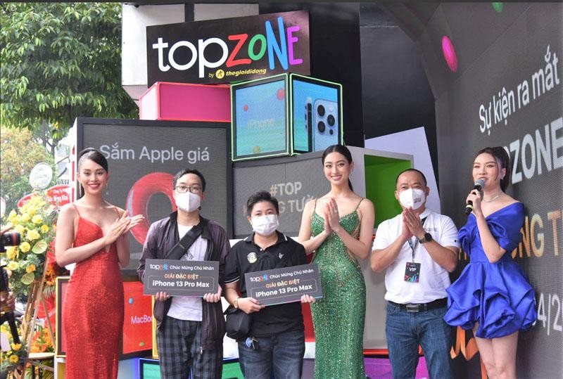 Hoa hậu Tiểu Vy và Lương Thùy Linh tại buổi khai trương TopZone APR Khánh Hội.
