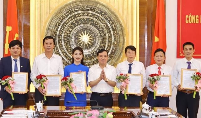 Phó Bí thư Thường trực Tỉnh ủy Thanh Hóa Lại Thế Nguyên trao quyết định và chúc mừng các đồng chí được bổ nhiệm chức vụ mới.