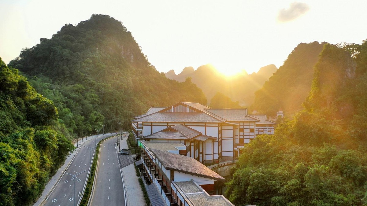 Tổ hợp biệt thự Sun Onsen Village – Limited Edition nằm trong “thị trấn nghỉ dưỡng phong cách Nhật Bản” đang dần thành hình mà Sun Group dày công kiến tạo tại Quang Hanh – nơi dòng khoáng nóng được gìn giữ, chắt lọc và nâng tầm thành một tiêu chuẩn chăm sóc sức khỏe trường tồn cho con người. Tổ hợp biệt thự Sun Onsen Village – Limited Edition nằm trong “thị trấn nghỉ dưỡng phong cách Nhật Bản” đang dần thành hình mà Sun Group dày công kiến tạo tại Quang Hanh – nơi dòng khoáng nóng được gìn giữ, chắt lọc và nâng tầm thành một tiêu chuẩn chăm sóc sức khỏe trường tồn cho con người.