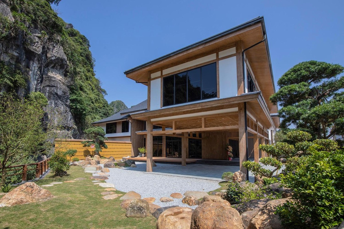 Được bao bọc bởi địa hình “núi cao Vịnh sâu”, Sun Onsen Village – Limited Edition mang trong mình triết lý Wabi Sabi – được xem là linh hồn của văn hóa và nghệ thuật Nhật Bản - một cách mộc mạc, tinh tế. Trên tổng quy mô 9.1ha, các căn biệt thự khoáng nóng tại 2 phân khu: Yoko Villas và Yama Villas là những tác phẩm được nghệ nhân Zen Garden kỳ công nương theo địa hình tự nhiên kiến tạo các tác phẩm chuẩn vườn Nhật, mang nét độc đáo riêng, nhưng vẫn giữ nguyên vẹn những nét thô sơ, mộc mạc vốn có. Được bao bọc bởi địa hình “núi cao Vịnh sâu”, Sun Onsen Village – Limited Edition mang trong mình triết lý Wabi Sabi – được xem là linh hồn của văn hóa và nghệ thuật Nhật Bản - một cách mộc mạc, tinh tế. Trên tổng quy mô 9.1ha, các căn biệt thự khoáng nóng tại 2 phân khu: Yoko Villas và Yama Villas là những tác phẩm được nghệ nhân Zen Garden kỳ công nương theo địa hình tự nhiên kiến tạo các tác phẩm chuẩn vườn Nhật, mang nét độc đáo riêng, nhưng vẫn giữ nguyên vẹn những nét thô sơ, mộc mạc vốn có.