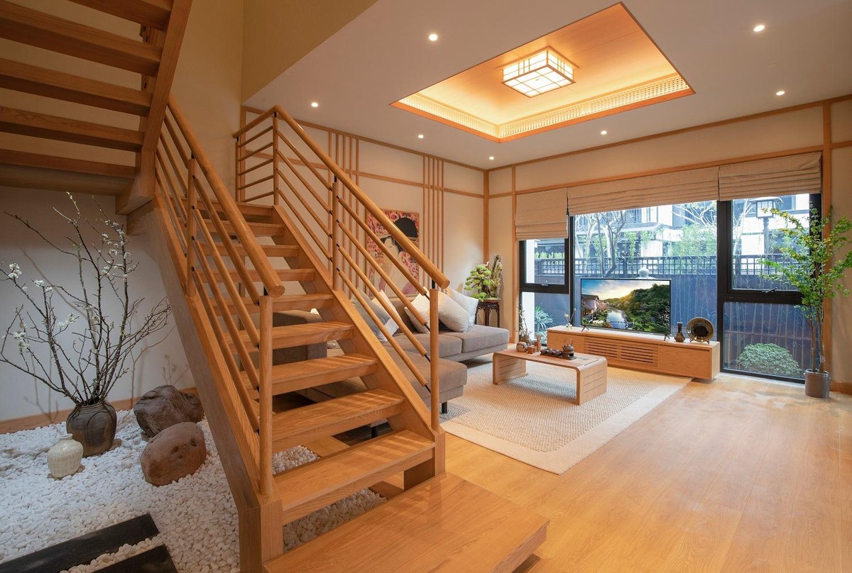 Sức sống văn hóa của đất nước Phù Tang được Raymond Architectural Design - đơn vị thiết kế nội thất nổi tiếng Nhật Bản tái hiện ở từng dáng cây bonsai cắt tỉa cầu kỳ đối nghịch với sự thô ráp của bề mặt sỏi, đá, gốm Việt, đồ gỗ tự nhiên thiết kế mộc mạc, tối giản. Sức sống văn hóa của đất nước Phù Tang được Raymond Architectural Design - đơn vị thiết kế nội thất nổi tiếng Nhật Bản tái hiện ở từng dáng cây bonsai cắt tỉa cầu kỳ đối nghịch với sự thô ráp của bề mặt sỏi, đá, gốm Việt, đồ gỗ tự nhiên thiết kế mộc mạc, tối giản.