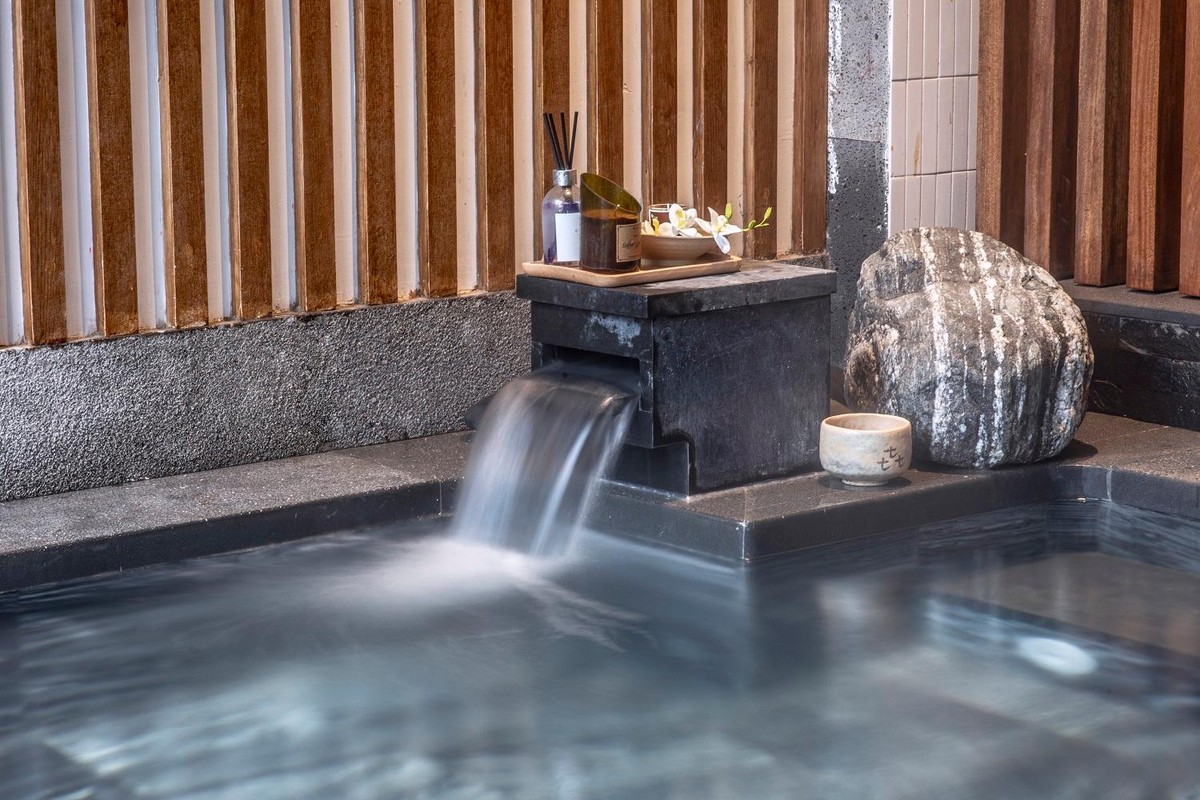 Tọa lạc tại trung tâm Thị trấn nghỉ dưỡng khoáng nóng Quang Hanh, từng căn biệt thự Sun Onsen Village – Limited Edition được dẫn nguồn nước khoáng nóng tốt cho sức khỏe vào tận nhà, giúp chủ nhân tận hưởng sự thư giãn, chăm sóc sức khỏe tối ưu suốt 365 ngày. Theo kết quả kiểm nghiệm mẫu nước khoáng Quang Hanh được gửi đến Tokyo (Nhật Bản) phân tích, hàm lượng Ion Na+ và Cl- chiếm đến hơn 20 g/l, chứa axit metasilic và axit boric. Đặc biệt, tỷ lệ brom 40 mg/l cho thấy đây là nguồn nước quý có lợi cho sức khỏe, giúp loại bỏ tế bào chết trên da, thanh lọc, giúp cơ thể nhẹ nhàng và sảng khoái hơn. Tọa lạc tại trung tâm Thị trấn nghỉ dưỡng khoáng nóng Quang Hanh, từng căn biệt thự Sun Onsen Village – Limited Edition được dẫn nguồn nước khoáng nóng tốt cho sức khỏe vào tận nhà, giúp chủ nhân tận hưởng sự thư giãn, chăm sóc sức khỏe tối ưu suốt 365 ngày. Theo kết quả kiểm nghiệm mẫu nước khoáng Quang Hanh được gửi đến Tokyo (Nhật Bản) phân tích, hàm lượng Ion Na+ và Cl- chiếm đến hơn 20 g/l, chứa axit metasilic và axit boric. Đặc biệt, tỷ lệ brom 40 mg/l cho thấy đây là nguồn nước quý có lợi cho sức khỏe, giúp loại bỏ tế bào chết trên da, thanh lọc, giúp cơ thể nhẹ nhàng và sảng khoái hơn.