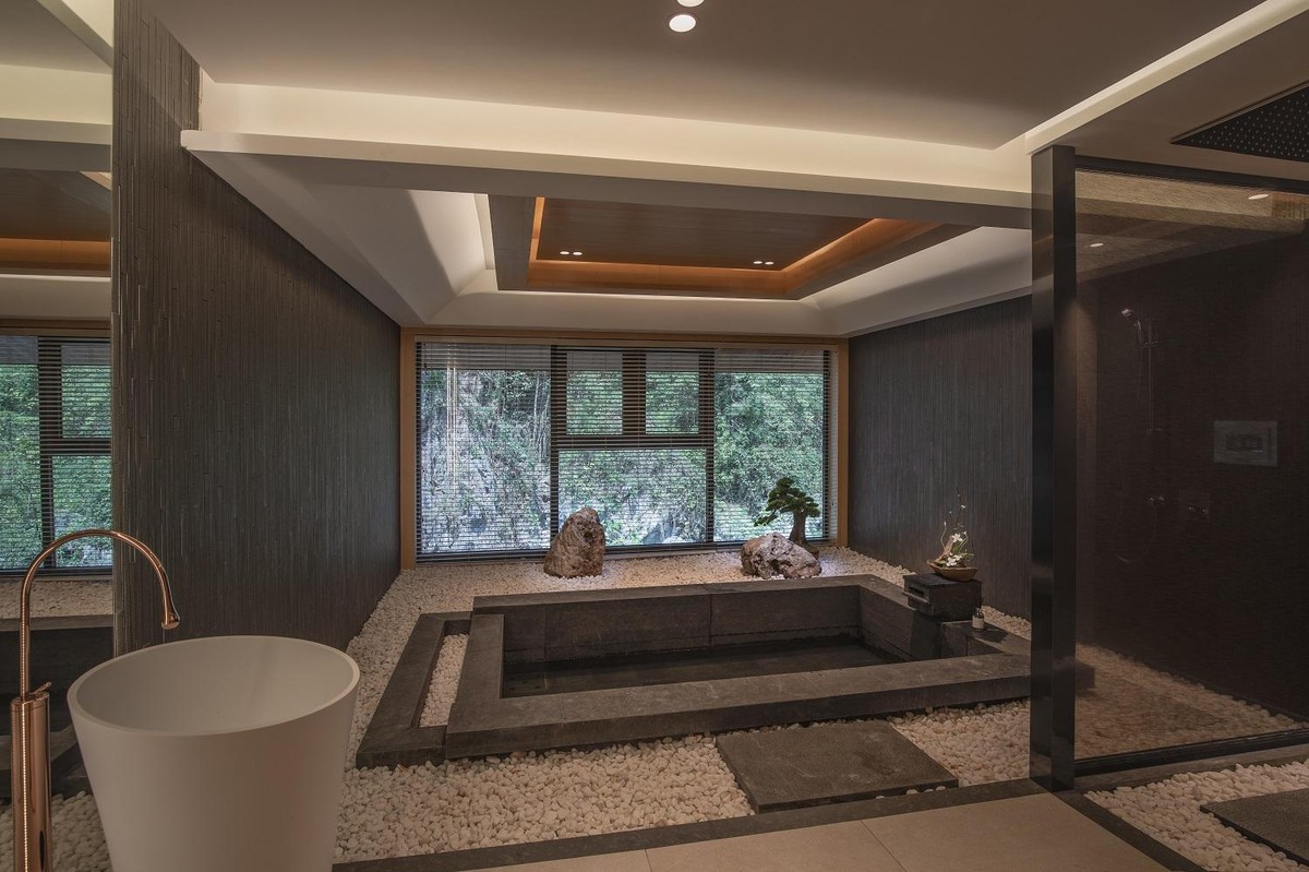 Điều làm nên, toàn bộ 180 căn biệt đều được thiết kế, xây dựng đủ hệ thống bể đúng quy trình tắm onsen với các bước: Tắm tráng, ngâm khoáng nóng, xông nóng và xông/ngâm lạnh. Riêng các căn biệt thự đơn lập sẽ sở hữu thêm phòng massage và nguồn khoáng tắm tại phòng ngủ master, nâng hạng đẳng cấp cho chủ sở hữu. Điều làm nên, toàn bộ 180 căn biệt đều được thiết kế, xây dựng đủ hệ thống bể đúng quy trình tắm onsen với các bước: Tắm tráng, ngâm khoáng nóng, xông nóng và xông/ngâm lạnh. Riêng các căn biệt thự đơn lập sẽ sở hữu thêm phòng massage và nguồn khoáng tắm tại phòng ngủ master, nâng hạng đẳng cấp cho chủ sở hữu.
