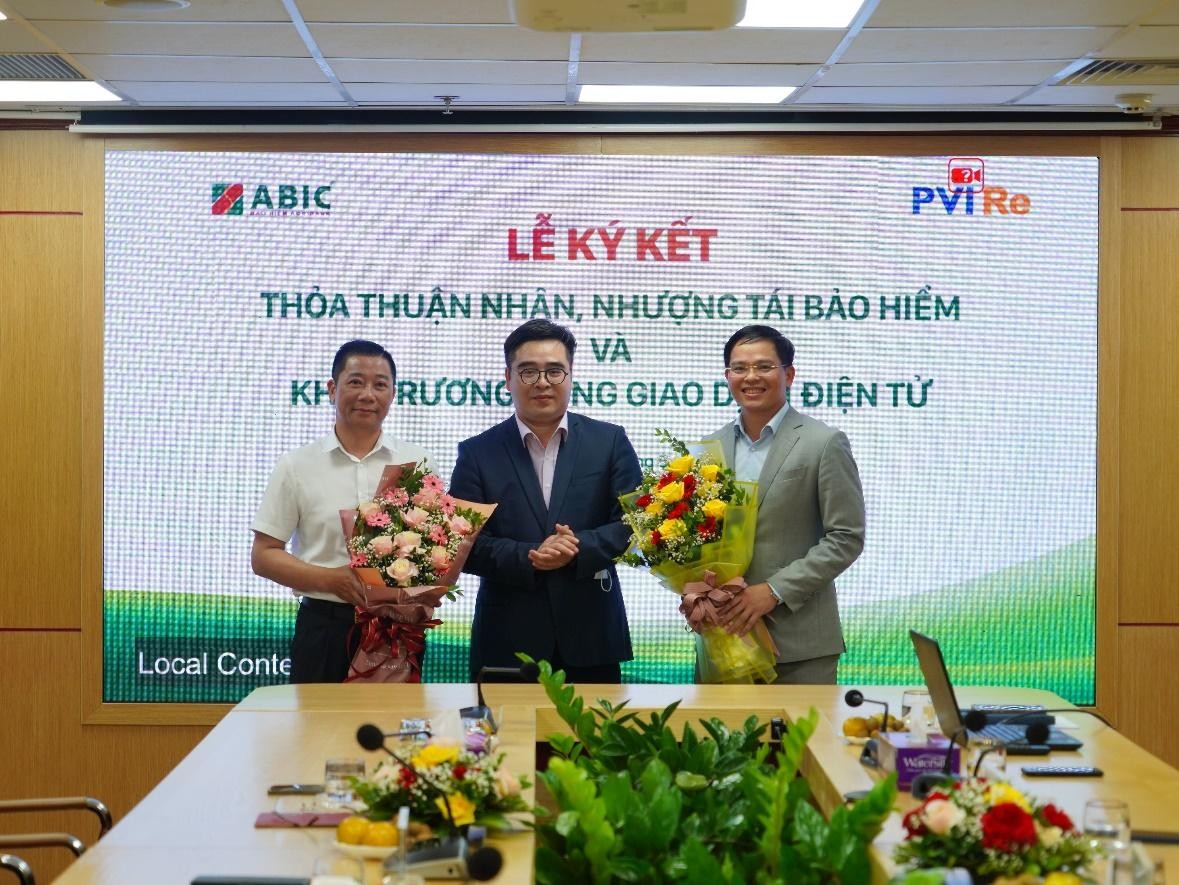 Ông Ngô Việt Trung – Cục trưởng Cục QLGSBH tặng hoa chúc mừng thành công của sự kiện. (Ảnh từ trái sang: Ông Nguyễn Tiến Hải – Tổng giám đốc ABIC, Ông Ngô Việt Trung – Cục trưởng Cục QLGSBH, Ông Trịnh Anh Tuấn – Tổng giám đốc PVI Re).