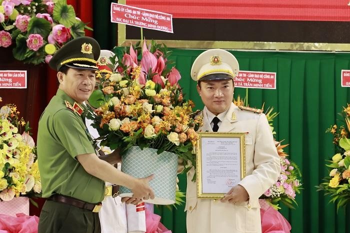 Thứ trưởng Lê Quốc Hùng trao quyết định bổ nhiệm đồng chí Trương Minh Đương giữ chức vụ Giám đốc Công an tỉnh Lâm Đồng.