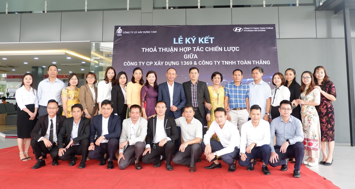 Ban lãnh đạo và đại diện CBNV hai công ty tham dự lễ ký kết.