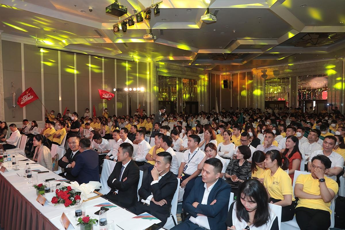 Không khí sôi động và hứng khởi đội ngũ K.I.S tại lễ ra quân siêu phẩm T&amp;T Capella.