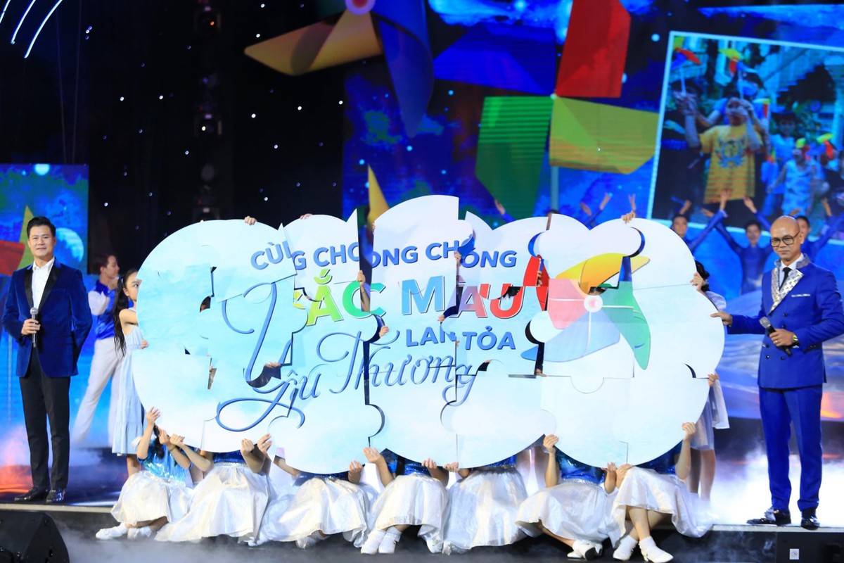 Các nghệ sĩ tham dự chương trình nhằm truyền thông điệp yêu thương đến trẻ tự kỷ.