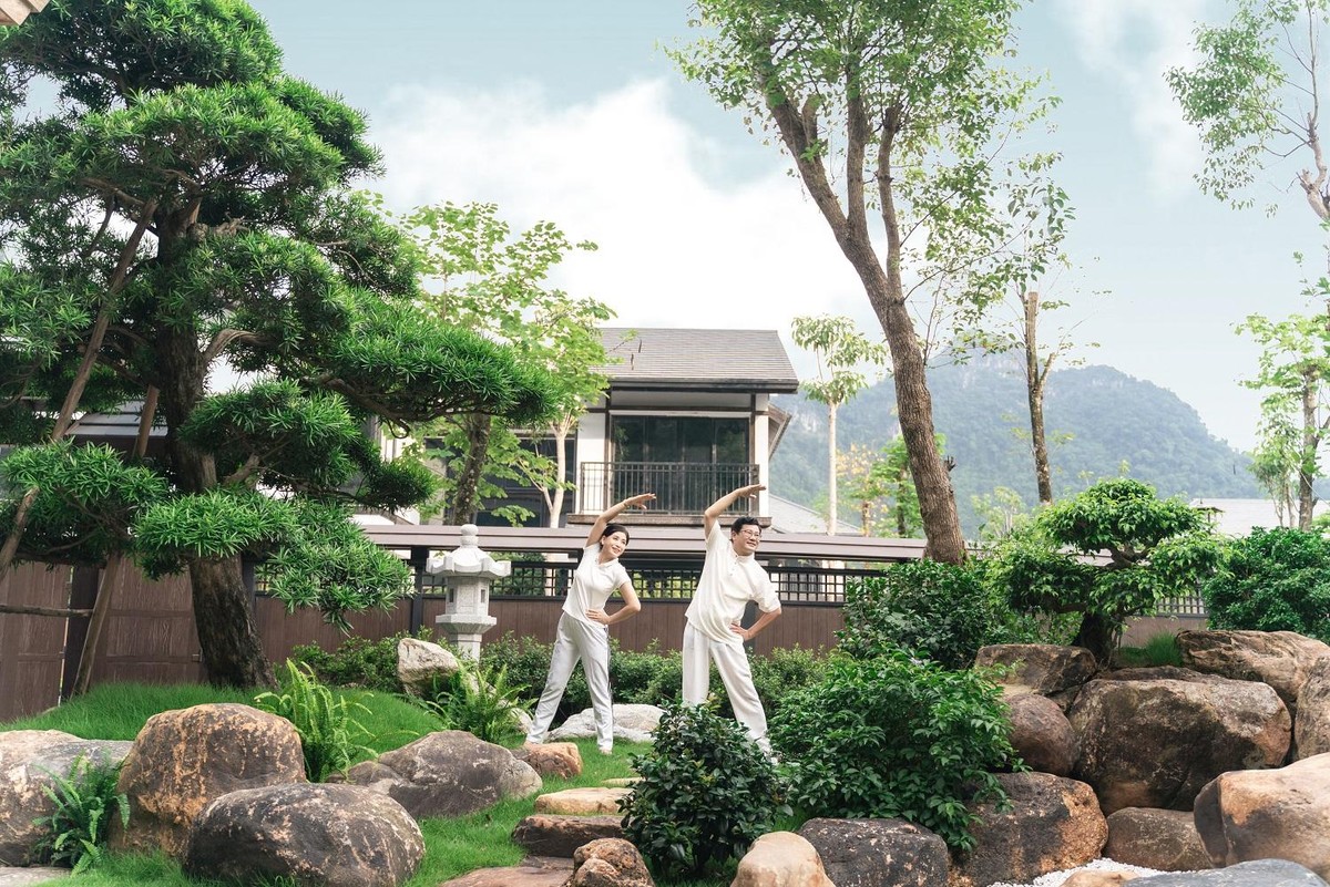 Dấu ấn đầu tiên của Sun Onsen Village – Limited Edition nằm ở khu vườn Nhật Zen Garden do nghệ nhân Nhật Bản tự tay chăm chút. Những loài thực vật như cây tre, cỏ, đá, sỏi, Tùng La Hán được đưa vào thiết kế, mang đến cho không gian bên trong sân vườn của từng căn biệt thự hơi thở và chất sống đặc trưng của đất nước Nhật Bản. Giữa không gian tĩnh lặng, yên bình, chủ nhân có thể thư giãn, nghỉ ngơi, trút bỏ mọi ưu phiền, trải nghiệm từng khoảnh khắc của Kl993 Đăng nhập Giải trí như thưởng trà, cắm hoa, chơi cờ, tập yoga hay đơn giản là tịnh tâm ngồi thiền định…