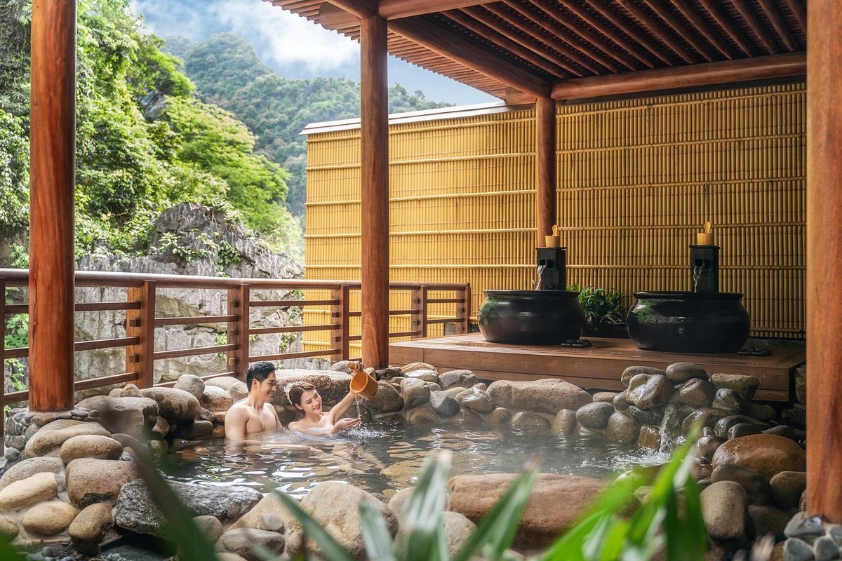 Được mệnh danh là “bảo vật trời ban” cho Vùng đất Di sản, mạch nguồn khoáng nóng Quang Hanh chứa nhiều thành phần ion khoáng chất tự nhiên như natri, cali, magie, kẽm…. Đặc biệt là hàm lượng brom đạt tới 40mg/l, là một trong những mỏ khoáng có hàm lượng brom cao nhất thế giới, được các chuyên gia, bác sĩ đánh giá cao bởi lợi ích cho sức khỏe và cả sắc đẹp. Nâng tầm trải nghiệm khoáng nóng, Sun Property đã đưa những công nghệ lọc tiên tiến nhất từ Nhật Bản vào hệ thống bể tắm đa dạng trong biệt thự, để giữ lại những khoáng chất có lợi nhất cho sức khỏe, kết hợp với các công nghệ sục tạo khí cacbon và nhiều công nghệ hiện đại khác… đem tới cho gia chủ những trải nghiệm tắm khoáng thư thái.