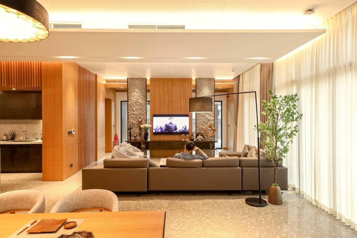 Người Nhật cũng có câu ‘Yu jyuunichi’- thời gian lý tưởng để tận hưởng tại một resort tắm khoáng nóng là khoảng 10 ngày. Điều đó cũng có nghĩa “chỉ khi dẫn nguồn onsen vào tận nhà để tắm khoáng mỗi ngày, những công dụng của khoáng nóng mới phát huy tối đa hiệu quả của nó”. Sở hữu bể tắm Onsen ngay tại villa mang phong cách Nhật của riêng mình cùng không gian sống chuẩn Nhật trong kiến trúc, văn hóa, giúp chủ nhân của mỗi biệt thự Sun Onsen Village sở hữu những đặc quyền mà giới thượng lưu khao khát.