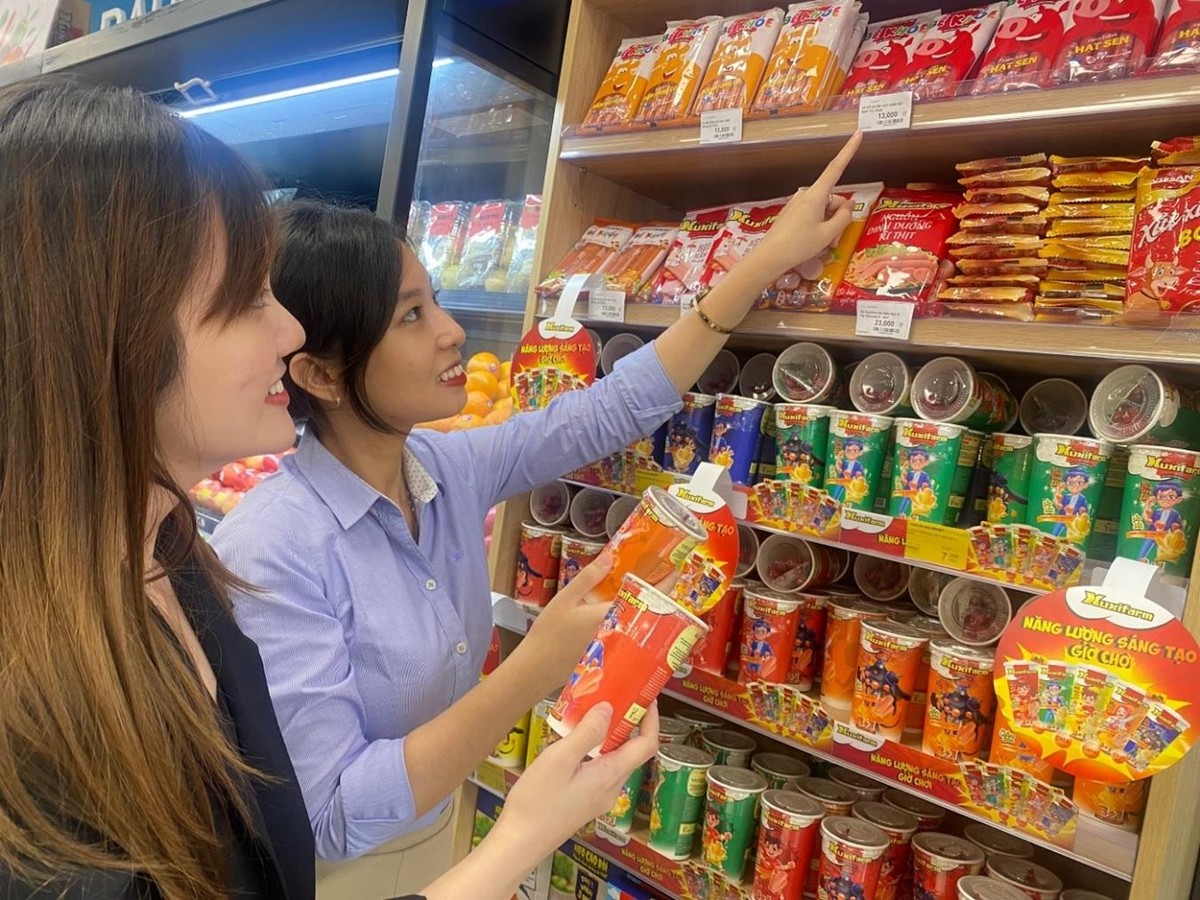 Từ quý 3 trở đi, doanh thu và Kl99 nổ hũ của Nova Consumer sẽ hợp nhất với mảng hàng tiêu dùng. Trong hình: Người tiêu dùng chọn mua sản phẩm xúc xích Xuxifarm tại siêu thị Nova Market.