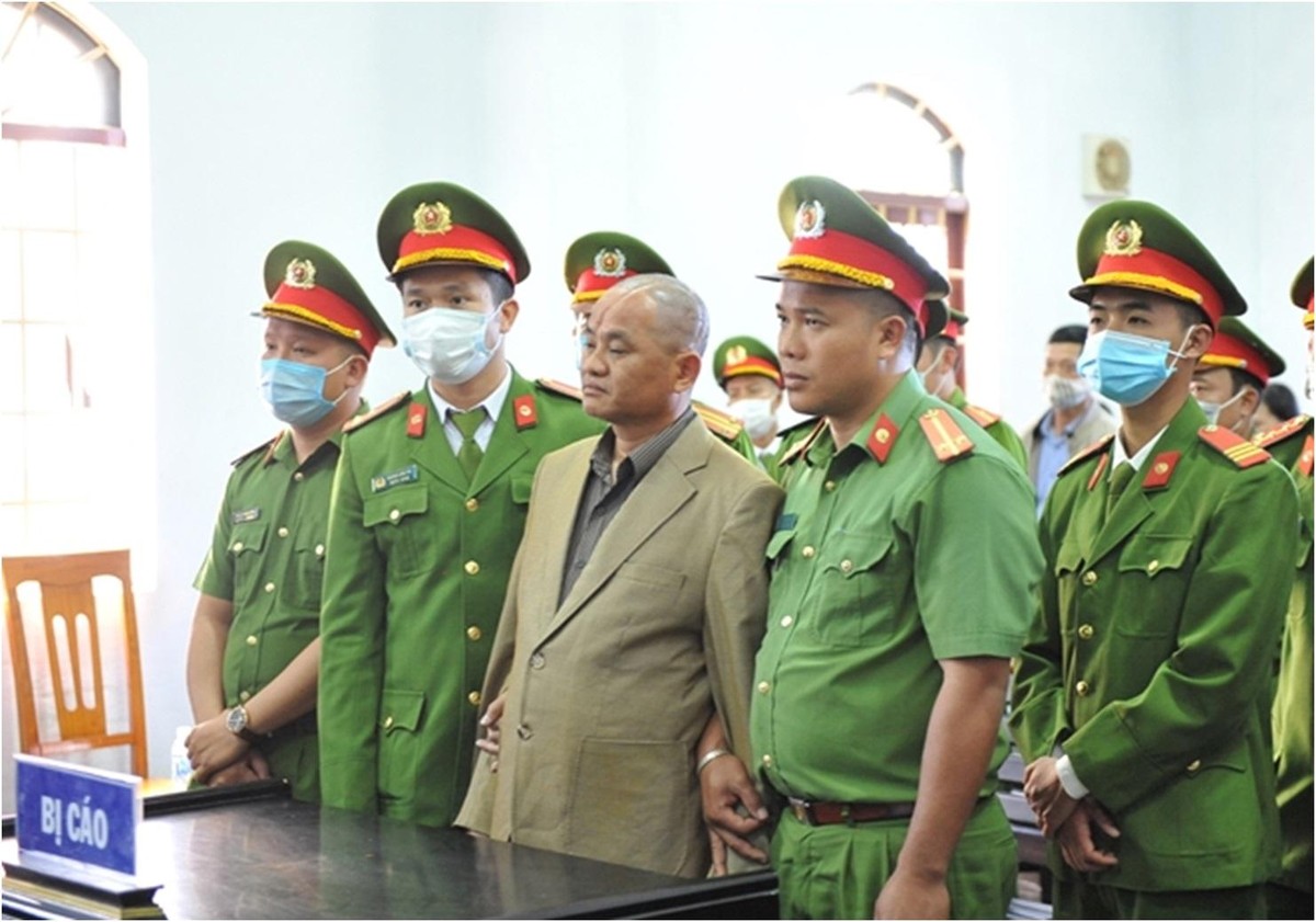 Bị cáo Đỗ Văn M. nghe toà tuyên án. Ảnh: Báo Công An Nhân Dân.