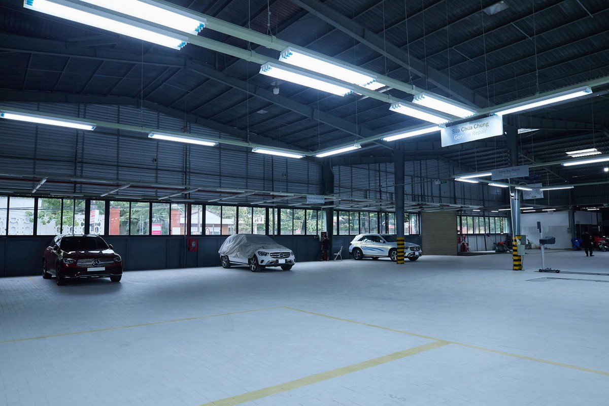 Xưởng dịch vụ, khu đồng sơn và sửa chữa với diện tích hơn 2.500 m2.