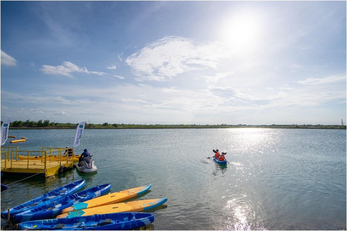 Vịnh Cảng nước ngọt 8,6 ha được đưa vào vận hành đã trở thành điểm đến yêu thích cho các hoạt động thể thao thú vị.