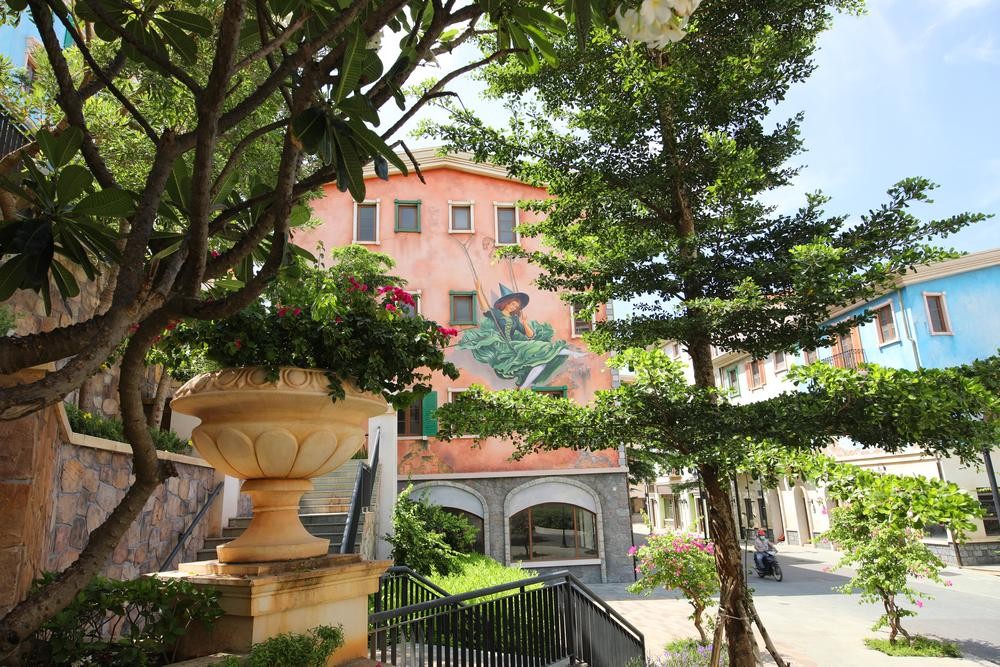 Quanh “bảo tàng nghệ thuật Sun Signature Gallery” là những con đường được thiết kế giao thoa giữa thiên nhiên, kiến trúc, nghệ thuật, giữa văn hóa phương Đông và phương Tây. Đó là những bức tường theming giả cổ 9 lớp mang màu sắc Địa Trung Hải công phu được thổi hồn bằng những bức tranh mang thông điệp của tình bạn, tình yêu đôi lứa, tình yêu nghệ thuật, Kl993 Đăng nhập Giải trí, được sáng tạo trên nền nghệ thuật từ cổ điển đến đương đại.