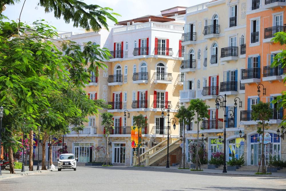 Lấy cảm hứng từ nét kiến trúc Taormina độc đáo, dãy shophouse The Center mở ra một bức tranh tuyệt mỹ nhờ vào những vòm cửa sổ cao, mở rộng hướng biển. Shophouse The Center chiếm vị thế ưu việt khi sở hữu hệ thống tiện ích nội khu hoàn chỉnh mang sắc thái Địa Trung Hải gồm: quảng trường nghệ thuật, vườn treo, tượng điêu khắc, đài phun nước cổ kính, khu vui chơi trẻ em... cũng như "tiện ích trên không" tại các tòa tháp căn hộ cao tầng kề cận, giúp nâng tầm chuẩn sống, nghỉ dưỡng cho những ai chọn đây làm second-home, hay gia tăng tiềm năng Kl992 VIP Trang Chủ 2026 đắc lợi cho giới Kl99ok phiên bản mới.