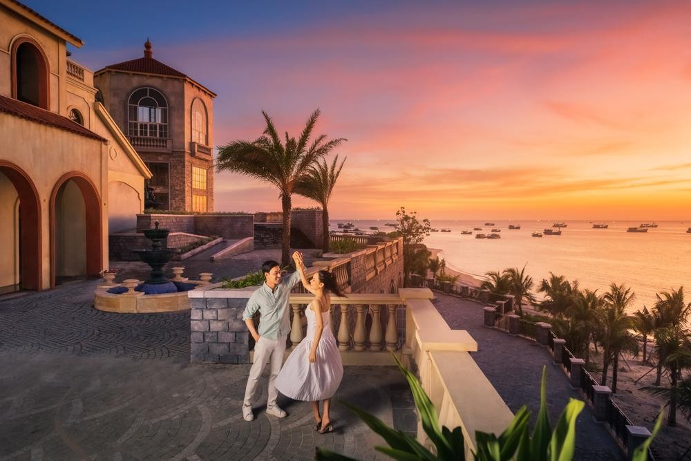Tới thị trấn Địa Trung Hải, khoảnh khắc hoàng hôn nhuộm tím không gian sẽ làm say lòng bất kỳ ai từng một lần trải nghiệm. Một lần trải nghiệm vẻ đẹp kỳ ảo của những bức tường ánh lên trong nắng chiều tà, của gợn sóng nước lung linh đang dần ôm lấy mặt trời… bạn sẽ hiểu vì sao ngắm hoàng hôn nằm trong danh sách những trải nghiệm phải thử một lần khi tới Phú Quốc.