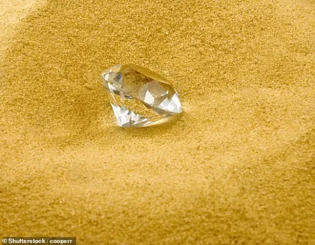 Viên kim cương 2 carat được tìm thấy dưới đáy biển.