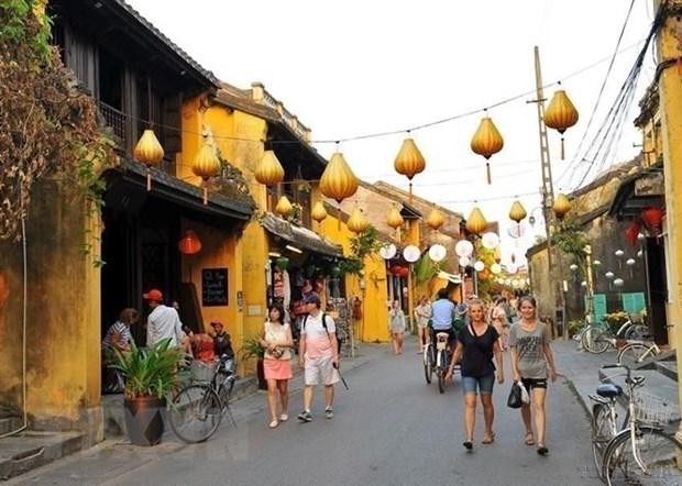 Khách du lịch trong và ngoài nước tham quan phố cổ Hội An. (Ảnh: Minh Đức/TTXVN).