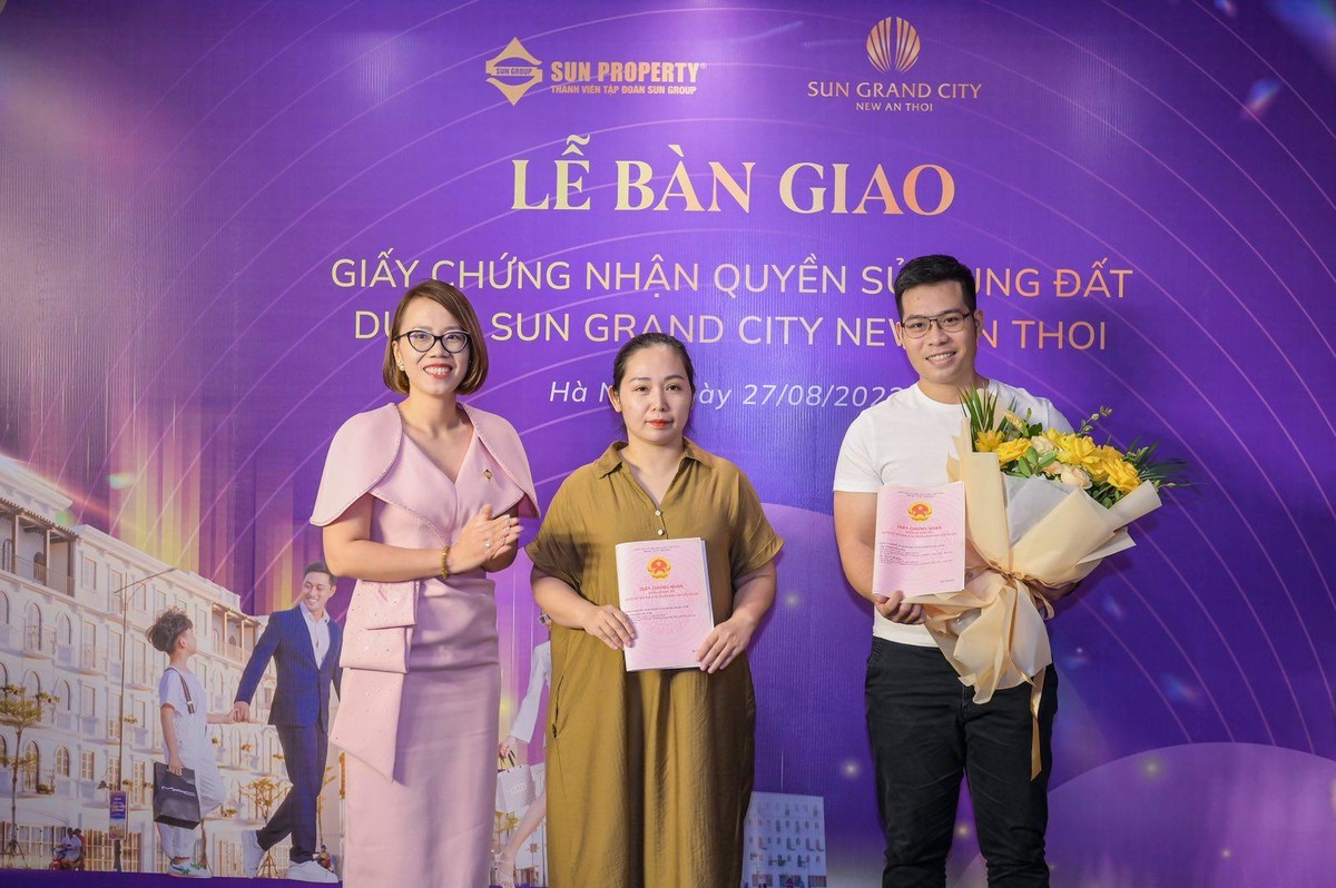 Lễ trao sổ đỏ đợt 1 cư dân Sun Grand City New An Thoi.