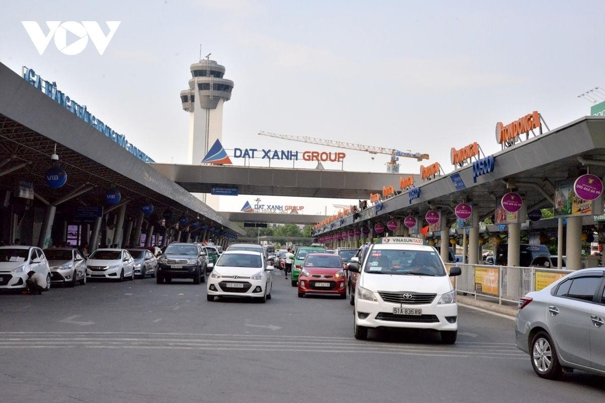 Bộ trưởng Bộ GTVT yêu cầu ACV khẩn trương nghiên cứu việc Kl99ok phiên bản mới và vận hành chế độ không dừng ETC bằng công nghệ camera nhận diện xe ra, vào cảng hàng không để tránh tình trạng ùn tắc tại Tân Sơn Nhất.