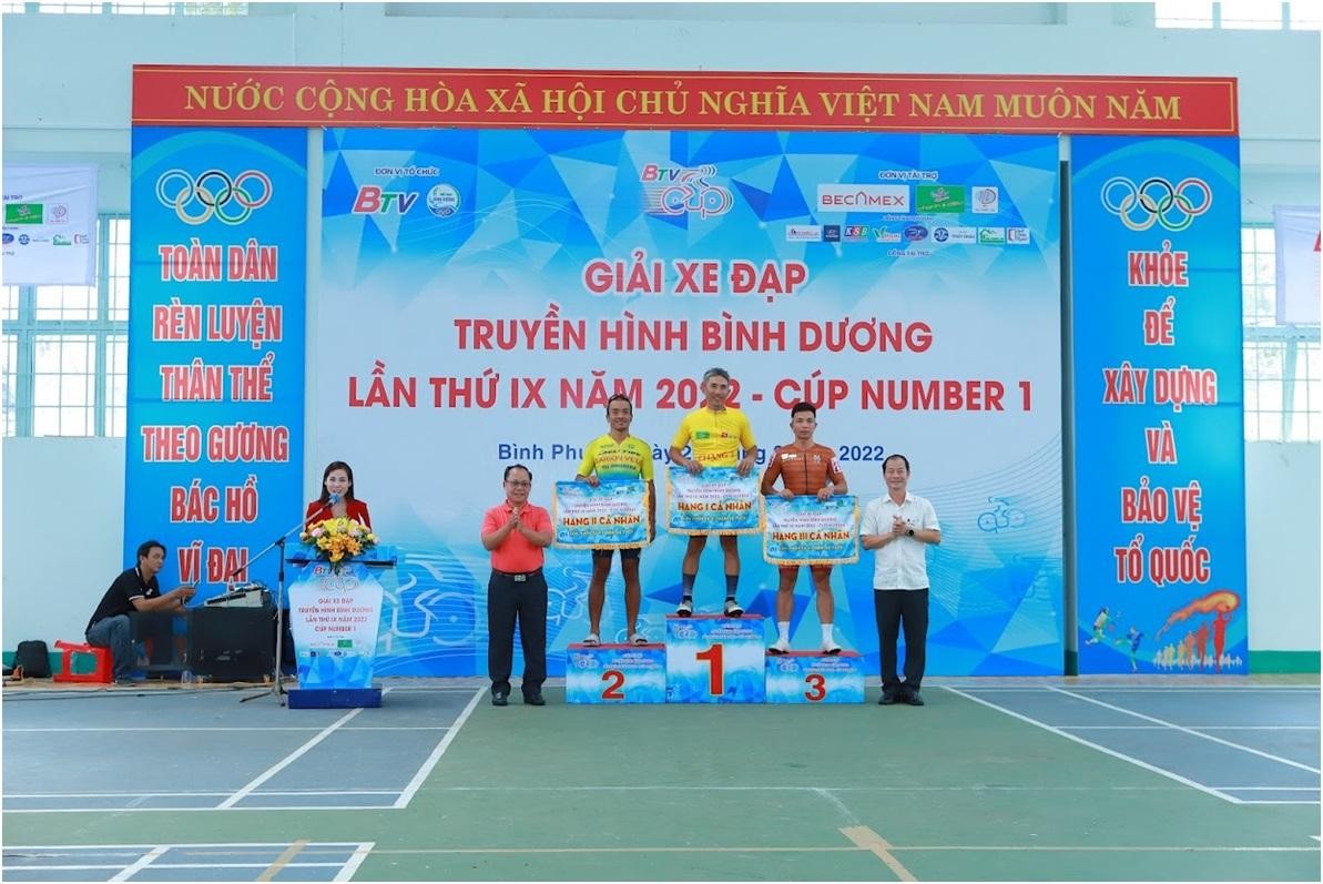 Đại diện Kl994 game bài casino hấp dẫn Tân Hiệp Phát và Ban tổ chức trao thưởng có các cá nhân có thành tích nổi bật.