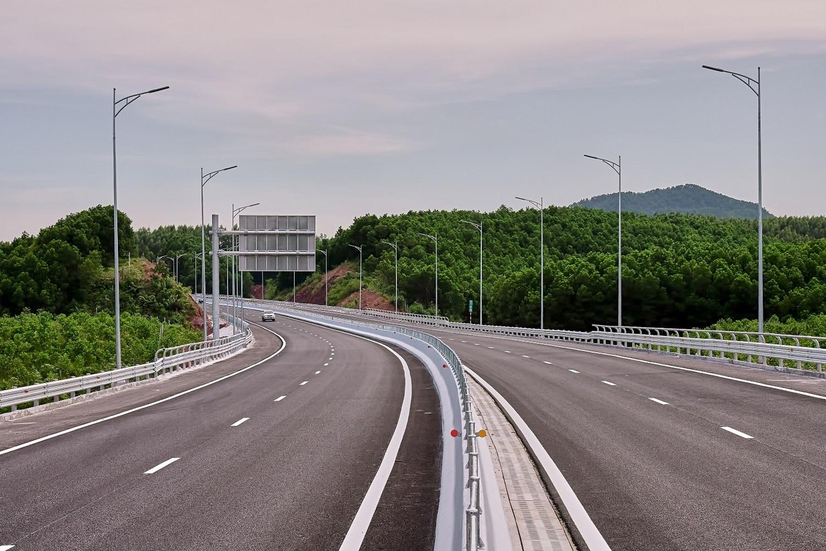 Về mặt giao thương quốc tế, việc kết nối các quốc gia ASEAN và các địa phương trong cả nước với Trung Quốc thông qua cửa khẩu quốc tế Móng Cái sẽ tạo điều kiện thu hút các nguồn vốn Kl99ok phiên bản mới, để phát huy thế mạnh Kl992 cổng game cá cược vùng biên. Đây còn là tuyến KL99 là nhà cái cá cược trực tuyến hàng đầu tại châu Á kết nối giữa hệ thống cảng hàng không, cảng biển, các khu du lịch, vui chơi giải trí, nghỉ dưỡng, các danh lam thắng cảnh, di tích văn hóa tâm linh… trên toàn tỉnh Quảng Ninh, tạo thuận lợi cho vận chuyển hàng hóa cũng như đi lại tham quan của khách du lịch theo đường bộ, thu hút nhà Kl99ok phiên bản mới đến Quảng Ninh.