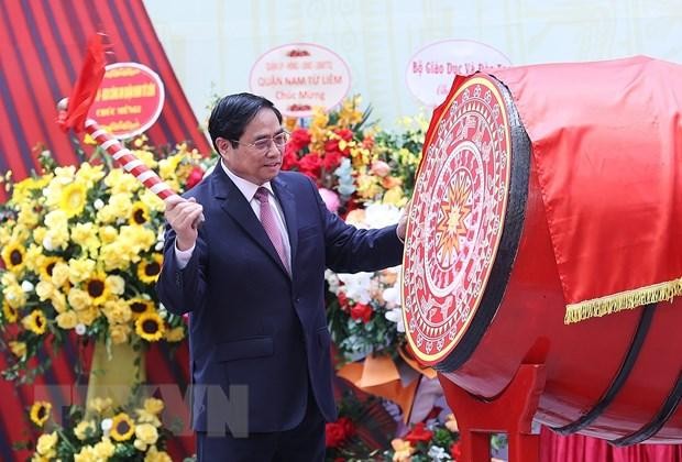 Thủ tướng Phạm Minh Chính đánh trống khai giảng năm học mới tại Trường Tiểu học Đoàn Thị Điểm. (Ảnh: Dương Giang/TTXVN).