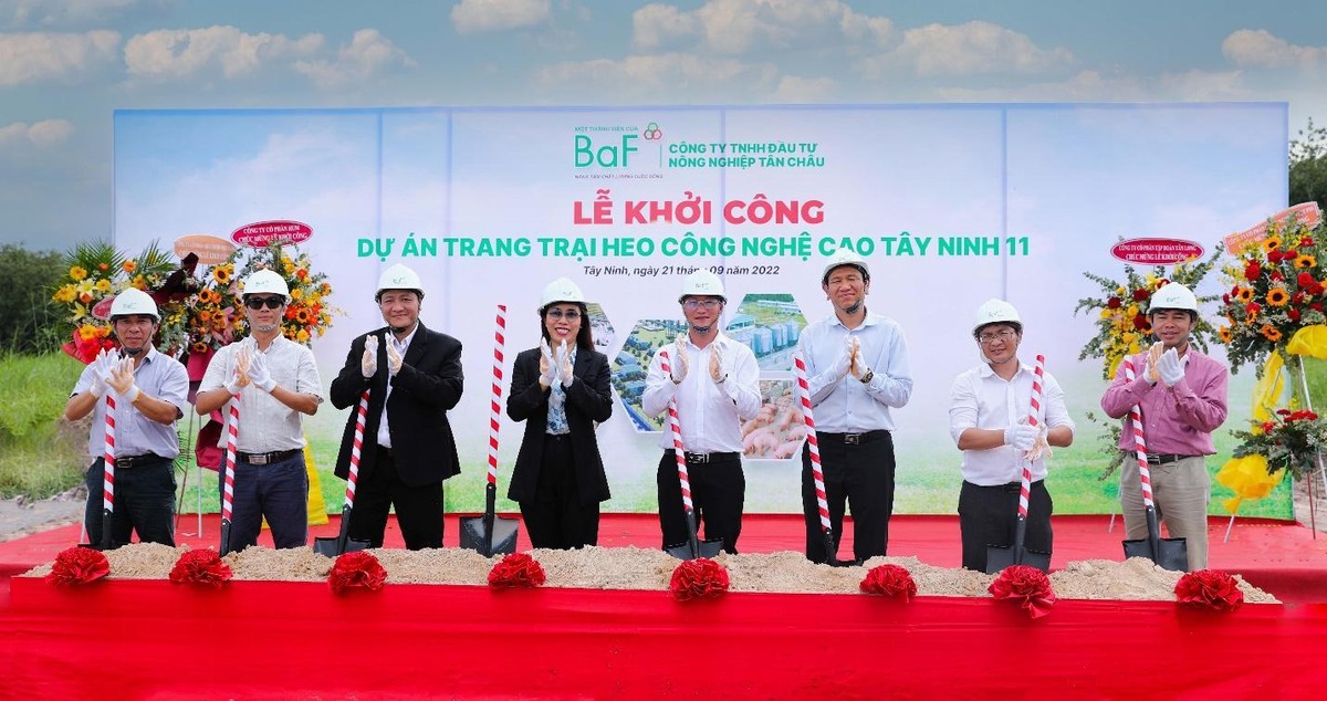 Bà Bùi Hương Giang – Tổng Giám đốc BaF (đứng giữa ) cùng ban lãnh đạo thực hiện nghi lễ khởi công Trang trại heo công nghệ cao Tây Ninh 11.
