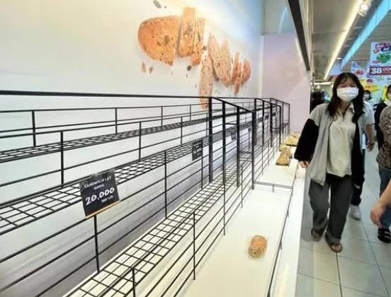 Lo ngại bị ảnh hưởng bão sẽ cúp điện nên đa số người dân mua thực phẩm khô để tích trữ.