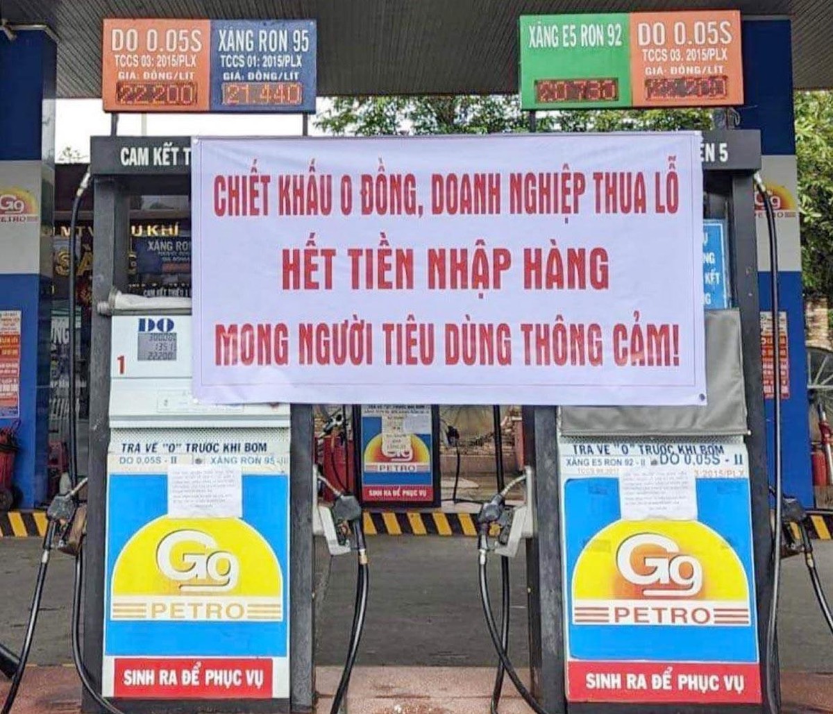 Một cây xăng ở Bình Dương có Slogan "Sinh ra để phục vụ" cũng đành đóng cửa mong khách hàng thông cảm.