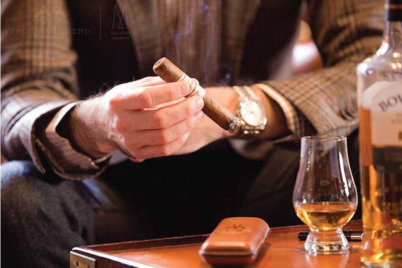Câu lạc bộ Cigar cung cấp những điếu Cigar thượng hạng, là nơi thư giãn và chia sẻ đam mê thưởng thức Cigar dành cho những quý ông thành đạt (Ảnh: Phoenix Legend). Câu lạc bộ Cigar cung cấp những điếu Cigar thượng hạng, là nơi thư giãn và chia sẻ đam mê thưởng thức Cigar dành cho những quý ông thành đạt (Ảnh: Phoenix Legend).