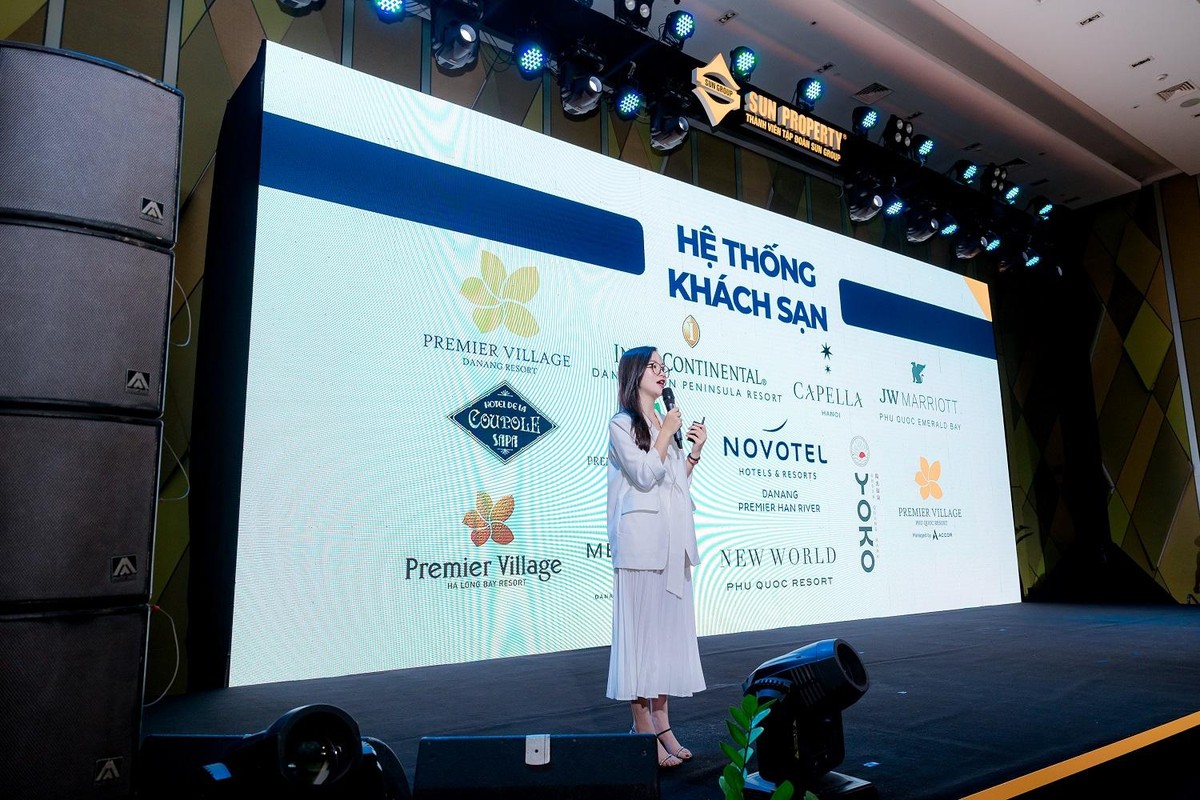Bà Nguyễn Thị Thùy Linh - Quản lý đại lý Sun Property giới thiệu các công trình đẳng cấp của Sun Group.
