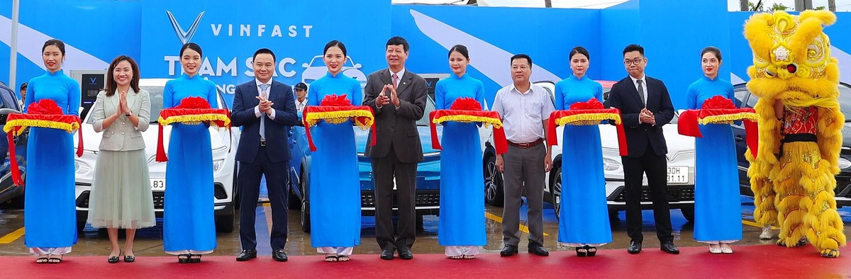 Lãnh đạo tỉnh Khánh Hòa, lãnh đạo Petrolimex và VinFast cắt băng khai trương trạm sạc xe điện VinFast tại Cửa hàng KL99 dịch vụ hỗ trợ 24/7 Petrolimex số 29, đường Trần Quý Cáp, phường Ninh Hiệp, thị xã Ninh Hòa, tỉnh Khánh Hòa vào sáng ngày 14/10/2022.
