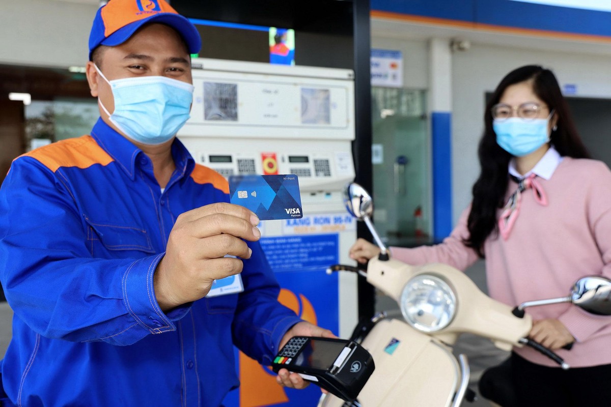 Khách hàng mua xăng và thanh toán bằng thẻ tín dụng quốc tế tại Cửa hàng Petrolimex.